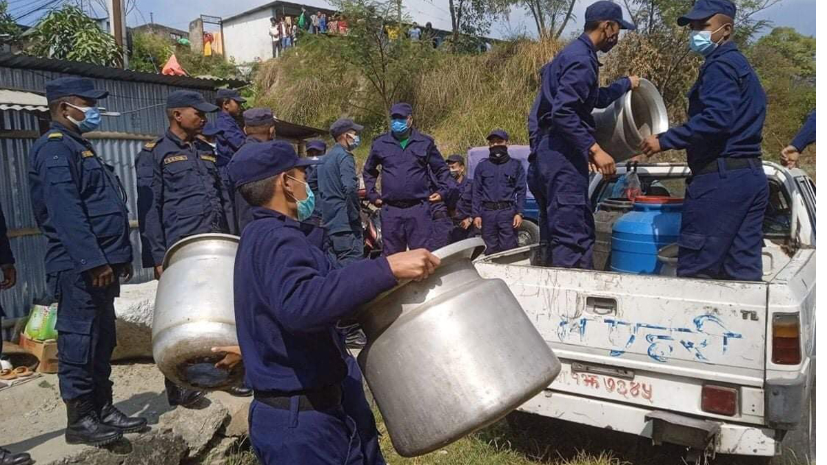 झगडा, हत्या-हिंसा र दुर्घटनाकाे कारक भन्दै प्रहरीले नष्ट गर्‍याे करिब २९ हजार लिटर घरेलु मदिरा