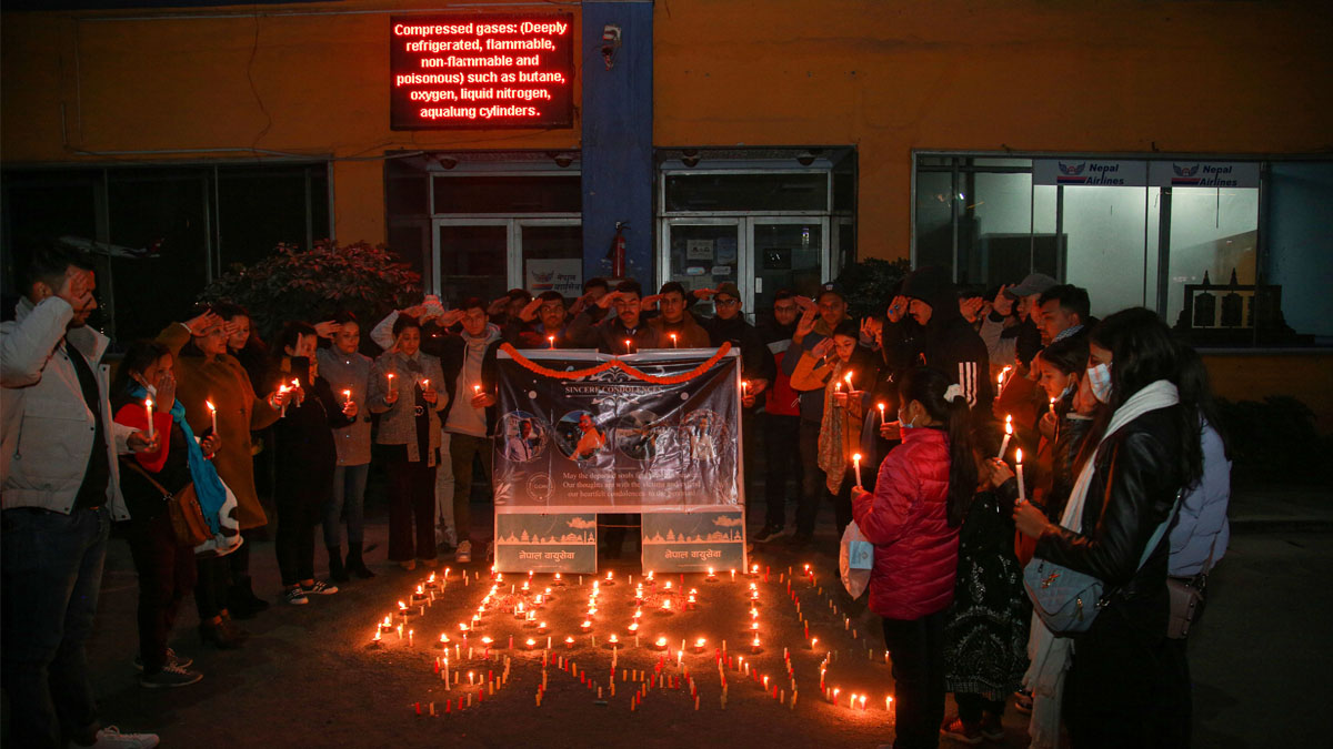 विमान दुर्घटनामा मृत्यु भएकाहरूको सम्झनामा दीप प्रज्वलन