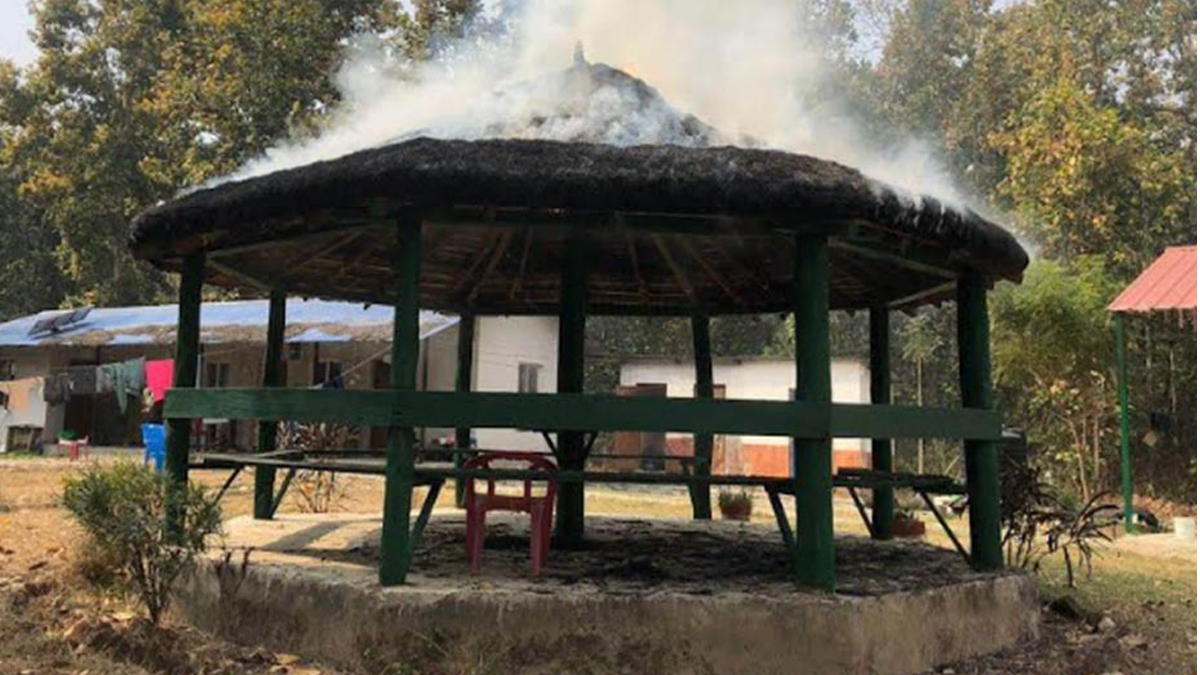 मकवानपुरमा हात्तीको आक्रमणबाट वृद्धा घाइते भएको आक्रोशमा स्थानीयले जलाए आर्मी पोष्ट