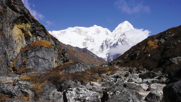 कञ्चनजङ्घा आधार शिविरमा पर्यटकको चहलपहल