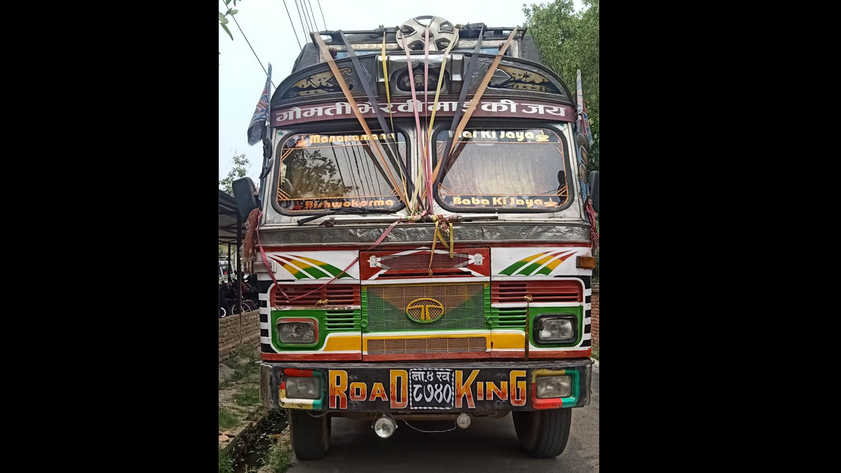 पर्सामा बिल बिजकभन्दा बढी औषधी तथा खुद्रा सामानहरू बोकेको ट्रक प्रहरी नियन्त्रणमा