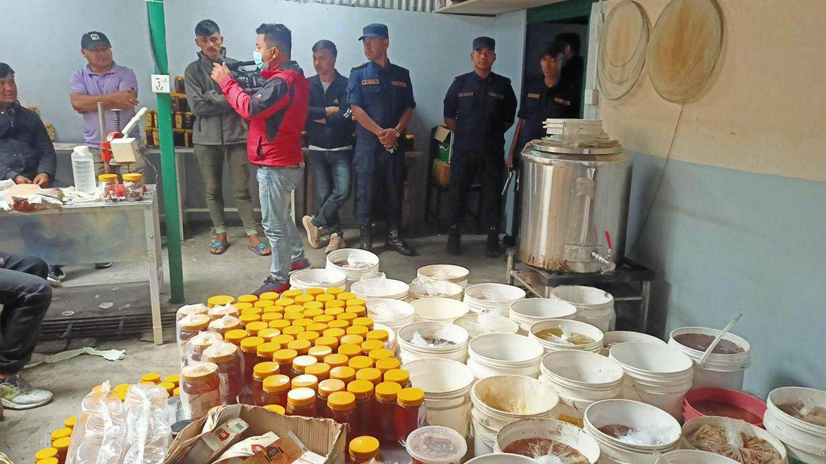 ठूलो परिमाणमा नक्कली मह र कच्चा पदार्थसहित बूढानीलकण्ठबाट व्यापारी पक्राउ