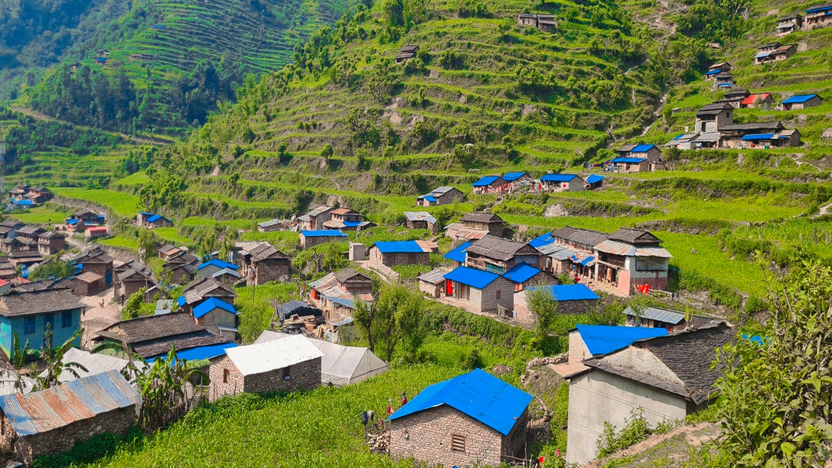 हराउँदै मौलिक घर : जस्तापाताले विस्थापित गर्दै ढुंगा र खर