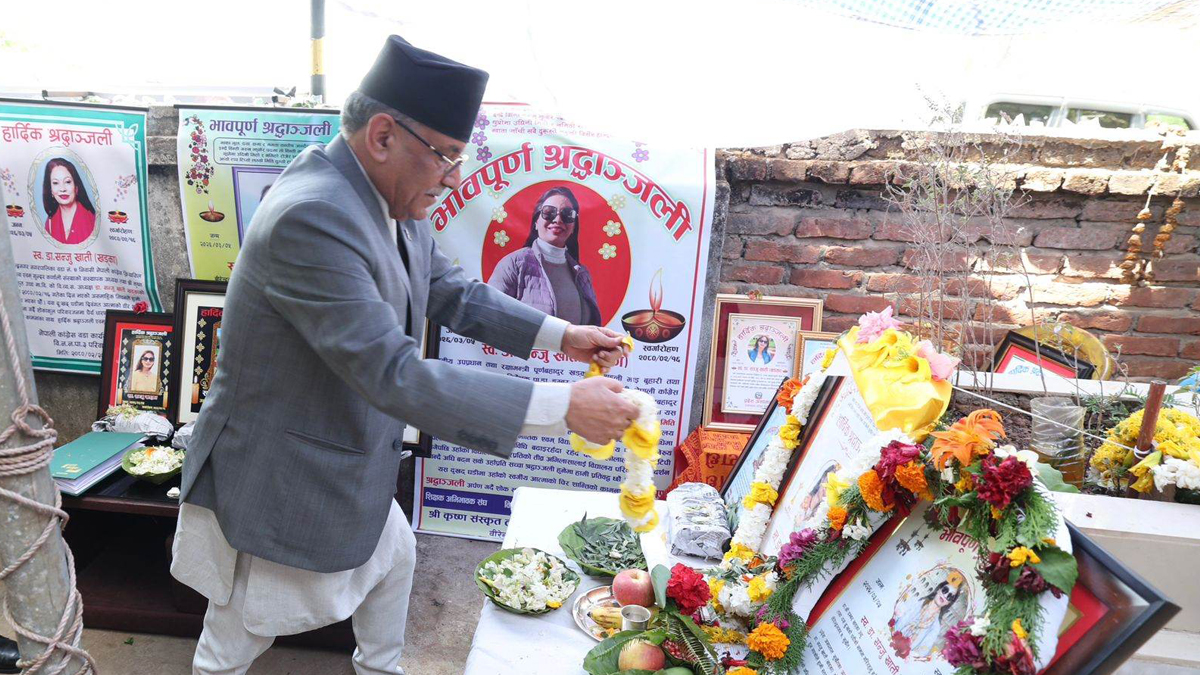 प्रधानमन्त्रीद्वारा सवारी दुर्घटनामा मृत्यु भएकी रक्षामन्त्री खड्काकी बुहारीप्रति श्रद्धाञ्जली अर्पण