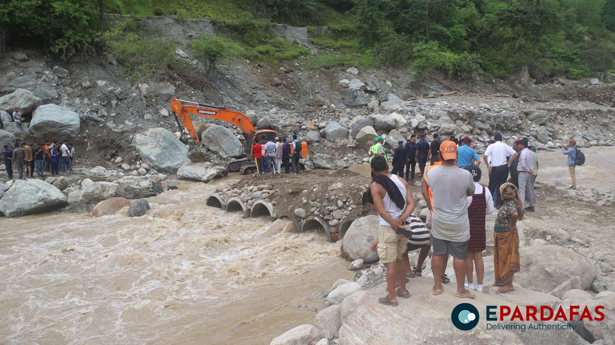 बाढीले हेवाखाेलाकाे डाइभर्सनमा क्षति, मेची राजमार्ग पुनः अवरूद्ध