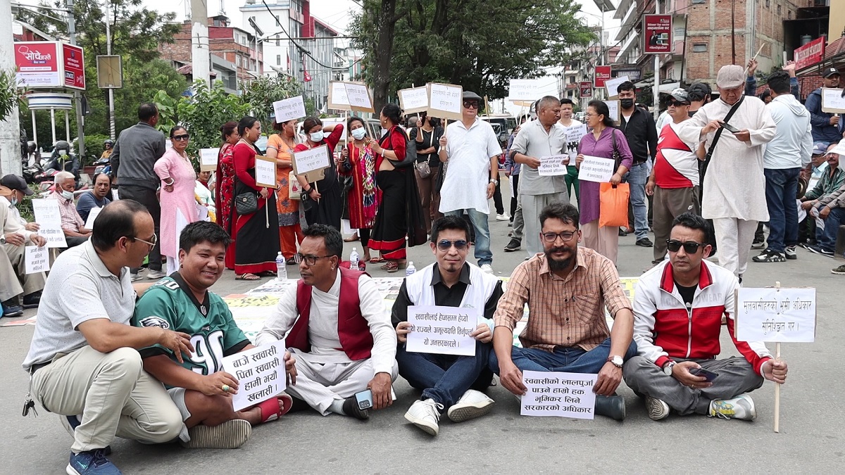 स्ववासीहरूको भूमि दर्ता रोक्का फुकुवा गर्न माग गर्दै काठमाडौंमा प्रदर्शन (तस्बिरहरू)