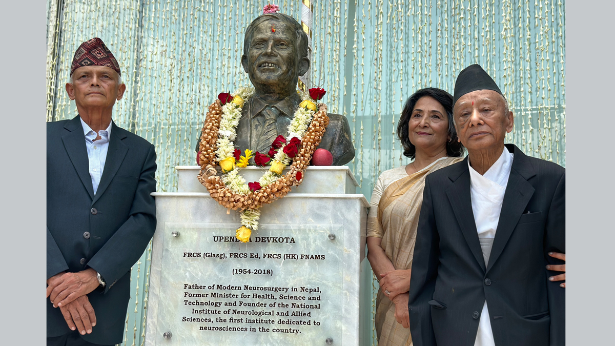 वरिष्ठ स्नायु शल्यचिकित्सक प्रा. डा. देवकोटाको अर्धकदको प्रतिमा अनावरण