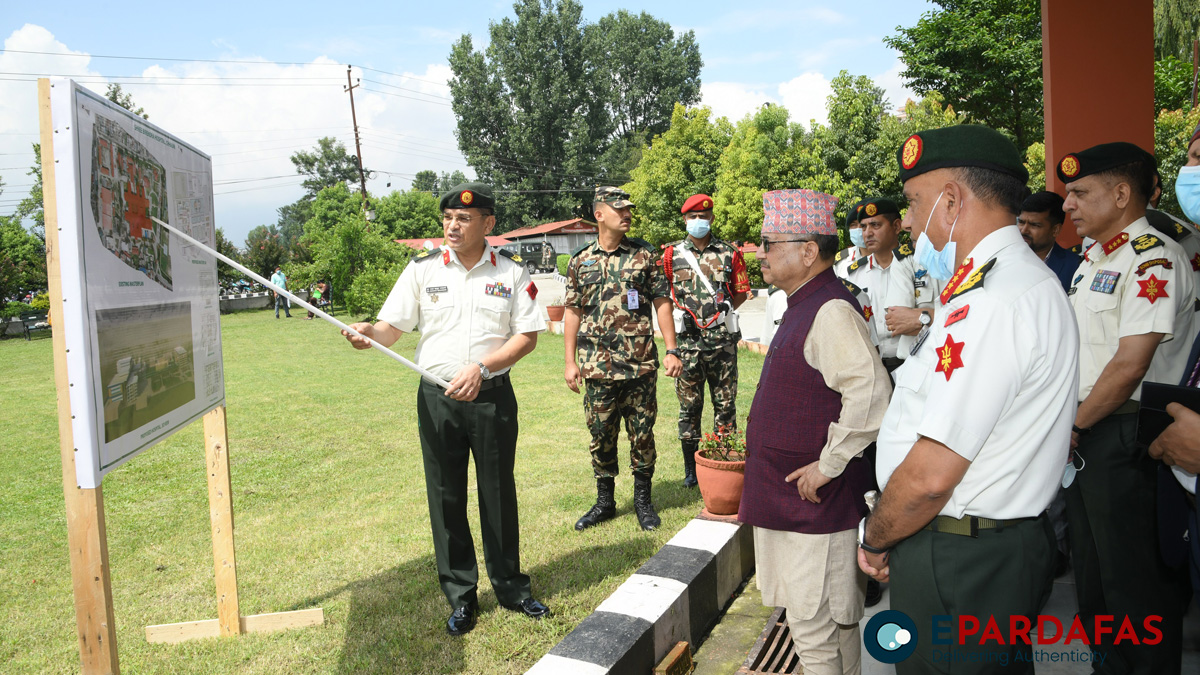 सैनिक अस्पतालमा कार्यवाहक प्रधानमन्त्री खड्का 