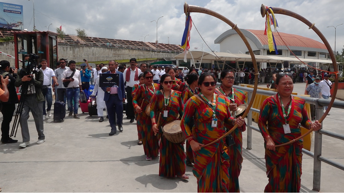 जहाज चार्टर्ड गरेर आएका बंगलादेशी पर्यटकलाई पञ्चेबाजा बजाएर स्वागत (तस्बिरहरू)