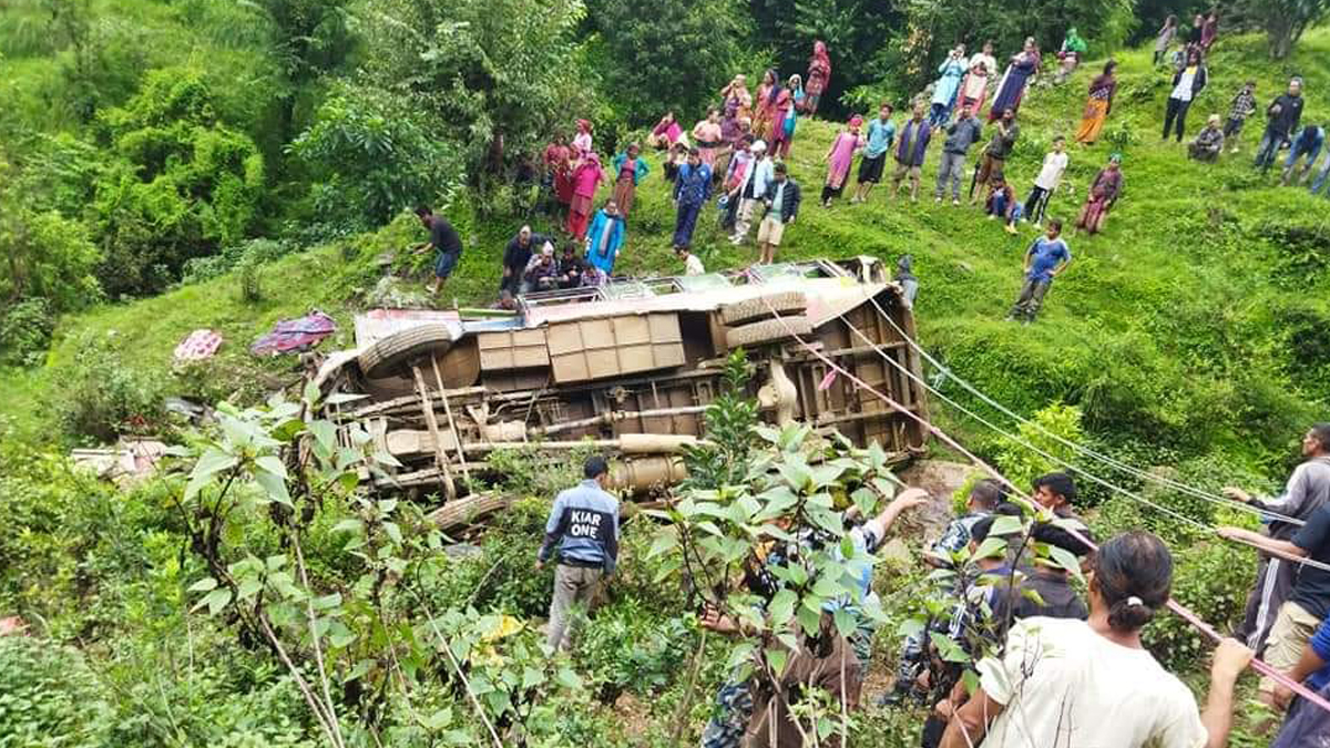 रोल्पामा बस दुर्घटना हुँदा ४ जनाको मृत्यु