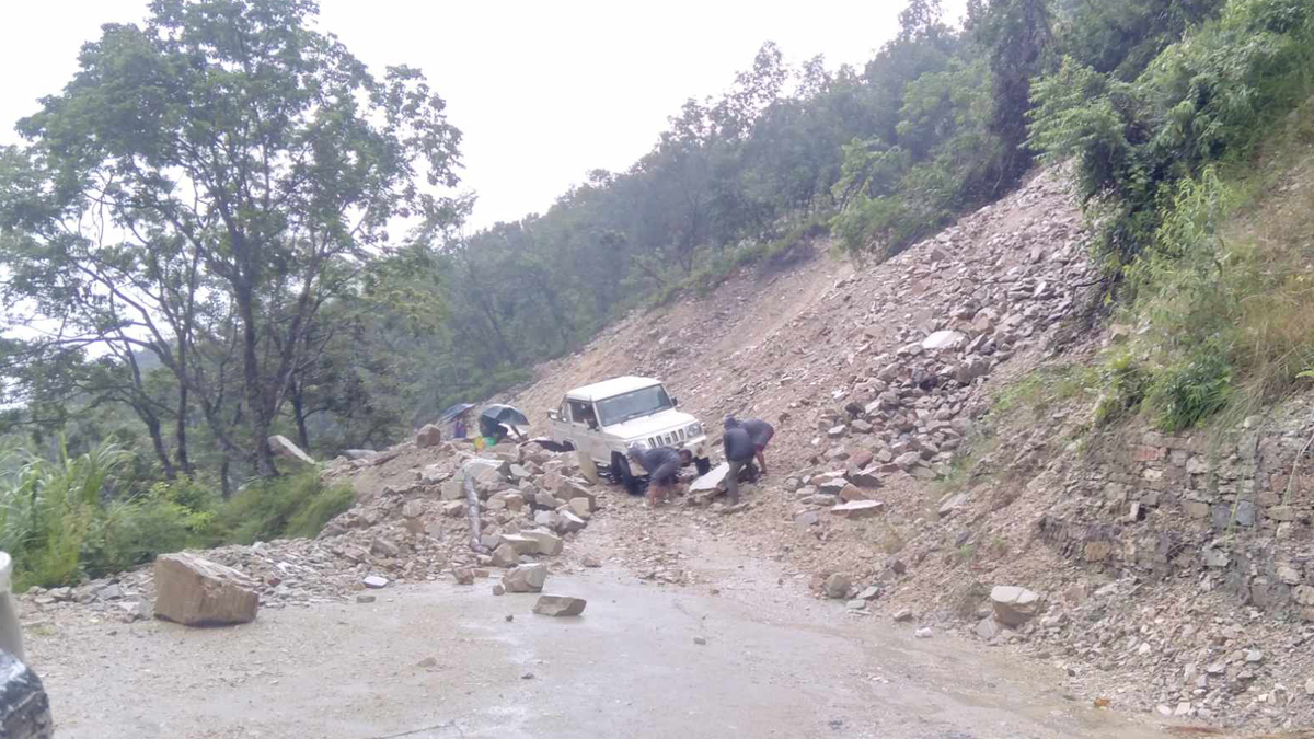 पहिरोले अवरूद्ध बेँसीसहर-चामे सडक खुल्यो