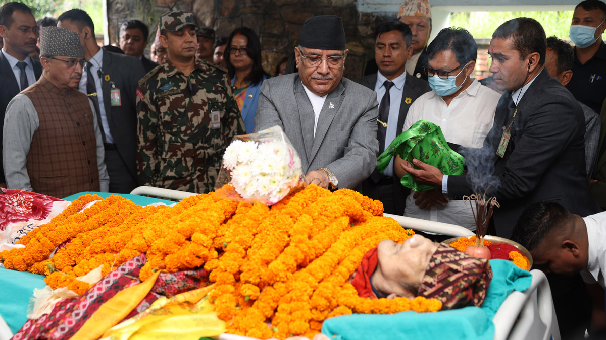 प्रधानमन्त्री दाहालद्वारा मन्त्री किरातीका पिताप्रति श्रद्धाञ्जली