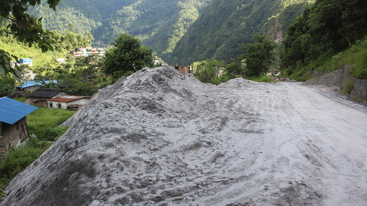 ठेक्का सम्झौताबिनै बालुवा उत्खनन हुँदा गुम्यो लाखाैं राजस्व