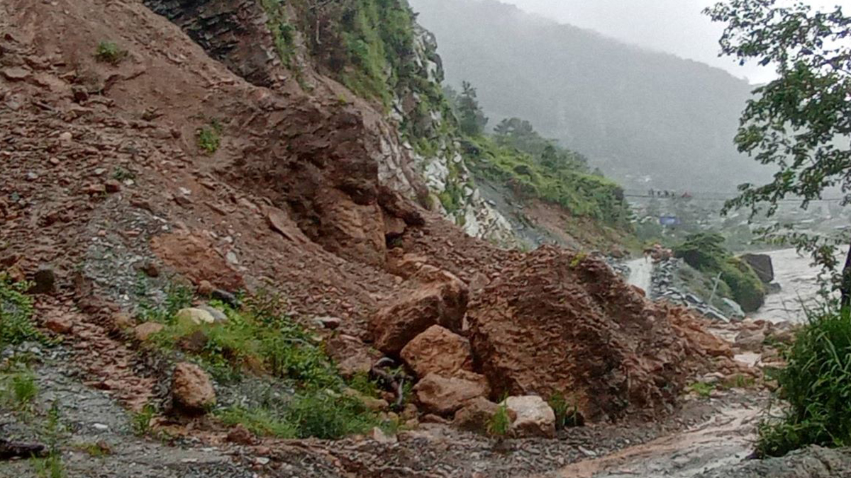 राष्ट्रिय गौरवको मालढुंगा-बेनी सडकका खाल्डा पुर्न एक साताको अल्टिमेटम