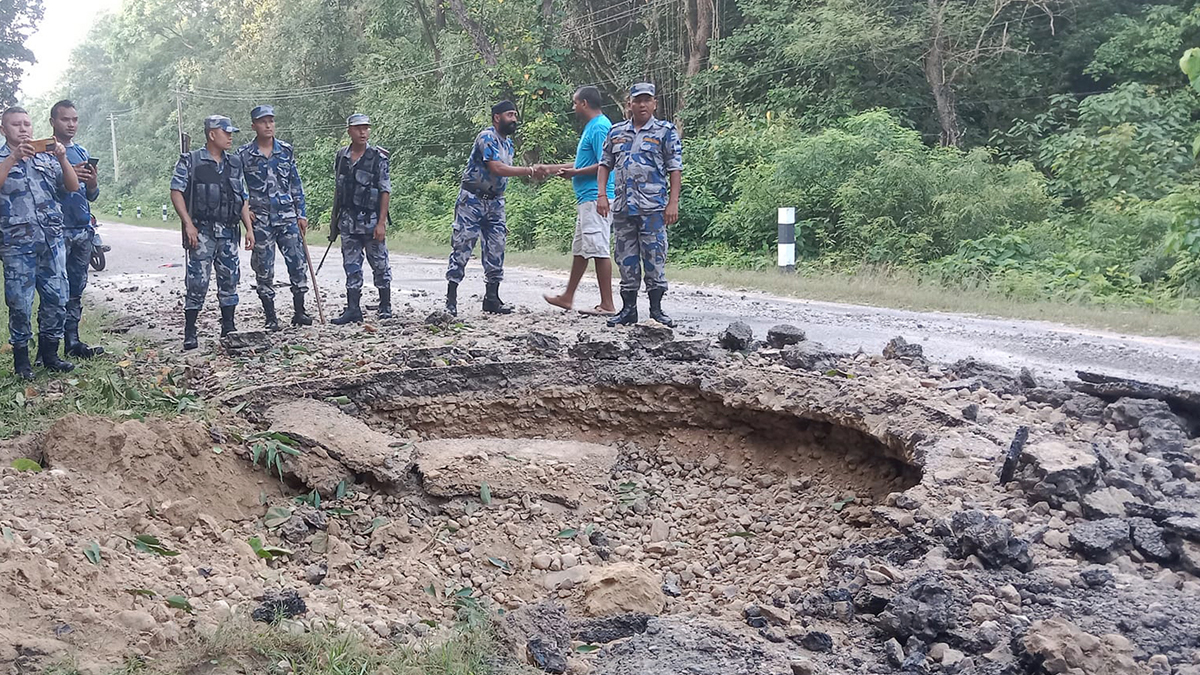 बाँकेमा बम विष्फोटबाट भ्वाङ पर्‍याे सडक