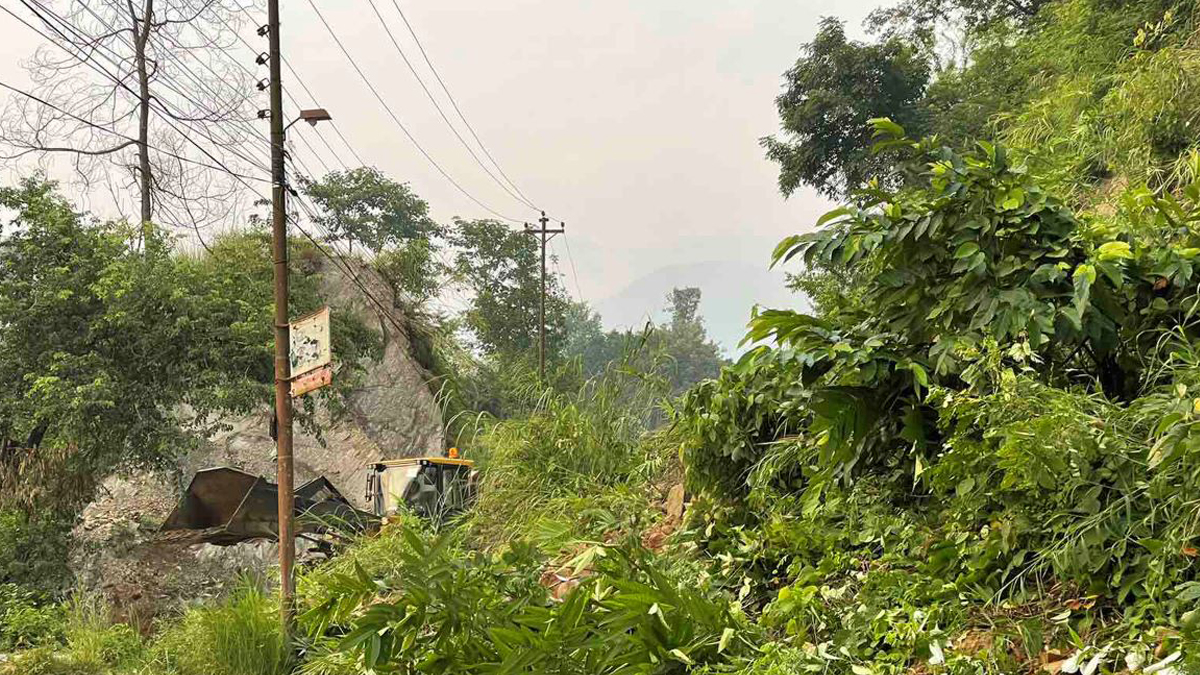 काभ्रेपलाञ्चोकमा पहिरोको जोखिम अध्ययन गर्दै भूगर्भविद्