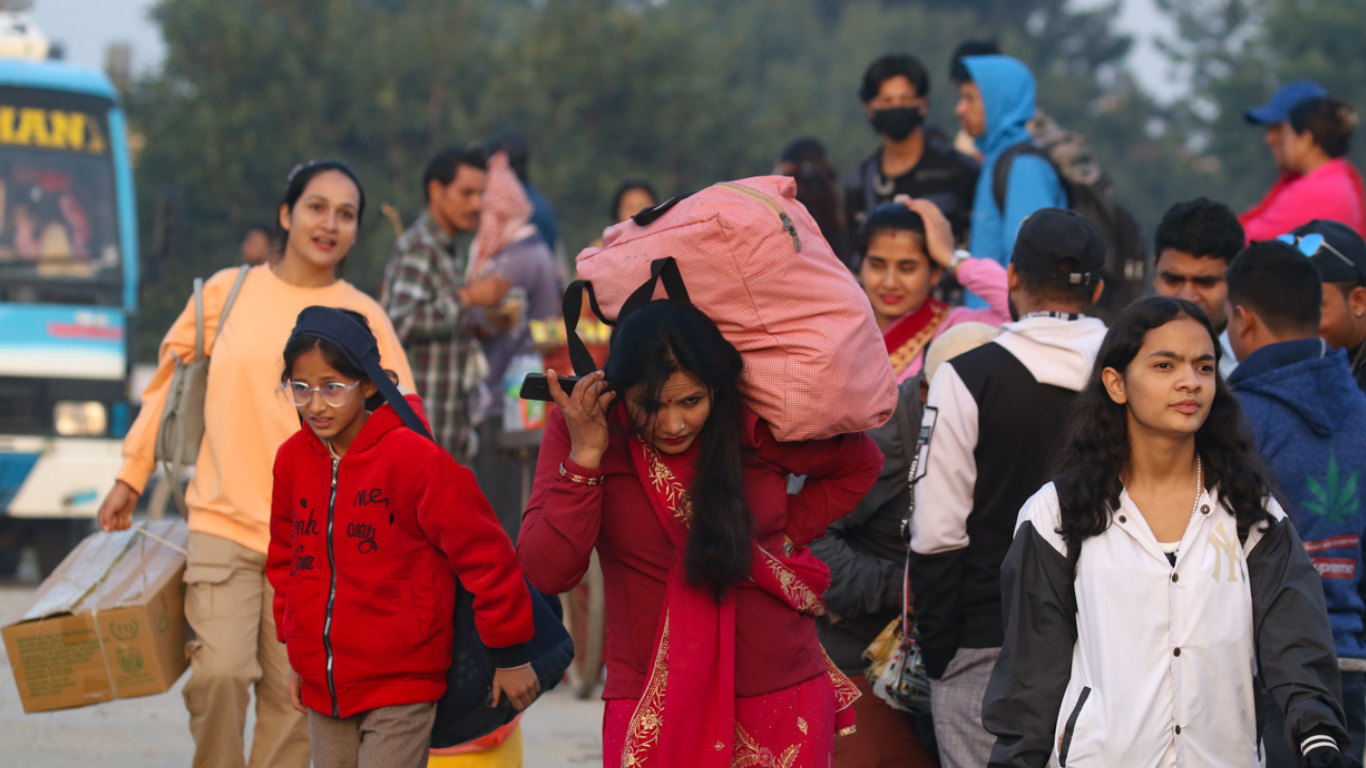 दशैँ मनाउन गाउँ फर्किनेको लर्को, २४ घण्टामा एक लाखले छाडे उपत्यका