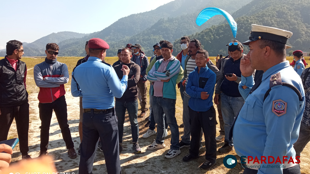 पोखरामा प्याराग्लाइडिङ पाइलटलाई मापसे जाँच