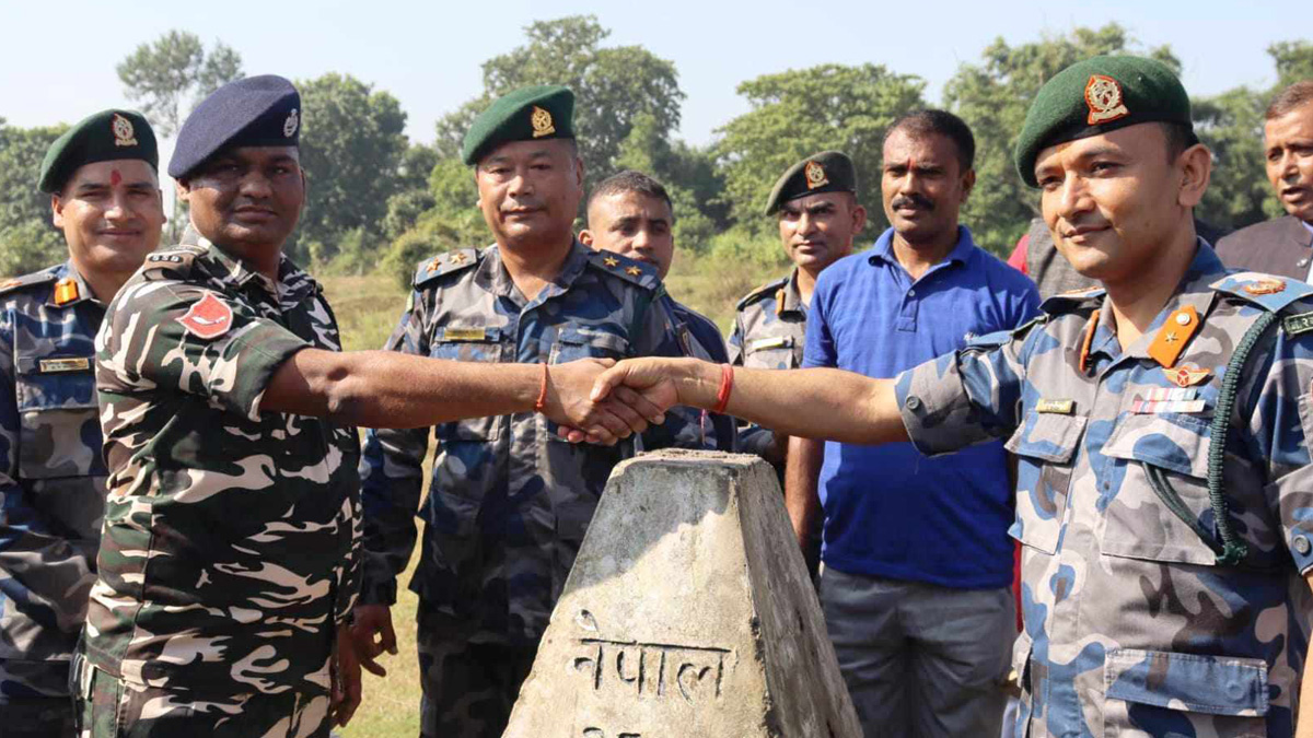 सशस्त्र प्रहरीले थाल्याे नेपाल-भारत सीमास्तम्भ मर्मत