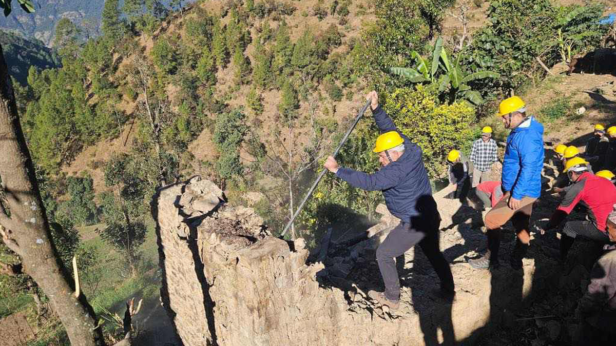 भूकम्प प्रभावित क्षेत्रमा आवास निर्माणका लागि खटिए कांग्रेस सांसद मोहन आचार्य