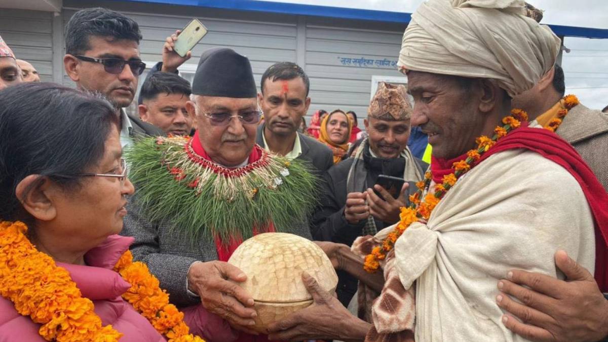 एमाले अध्यक्ष ओलीलाई राउटे मुखिया शाहीद्वारा कोसी उपहार