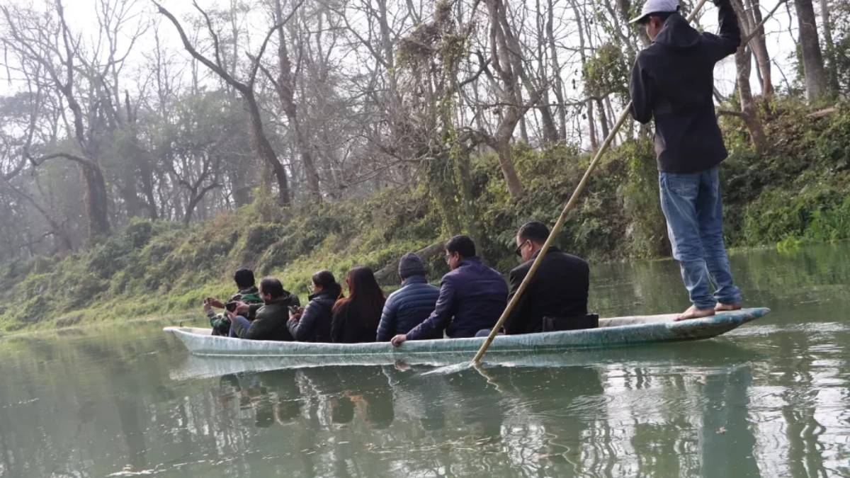 सौराहा आउने पर्यटकका रोजाइमा ढुङ्ग्रेखोलामा डुङ्गा शयर