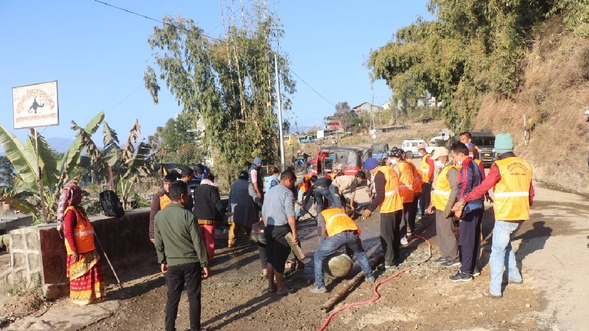 दुर्घटनाको जोखिम बढेपछि भोजपुरको पुरानो बसपार्क क्षेत्रको सडक मर्मत