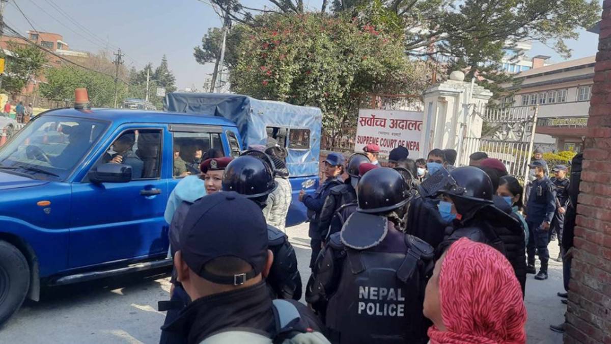 सर्वोच्च पुगेकी न्यायाधीश गिरीकी पत्नी आरती गेटबाटै  प्रहरीकाे नियन्त्रणमा