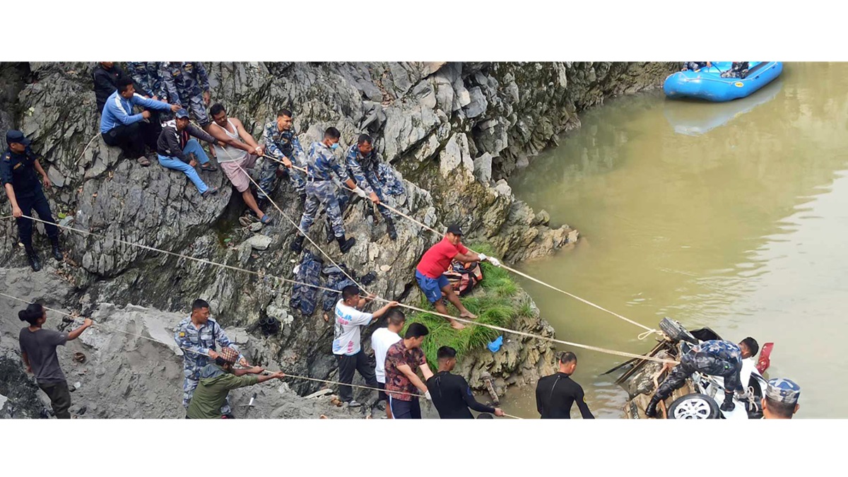 त्रिशूली नदीमा ट्याक्सी खस्दा बेपत्ता युवकको शव फेला