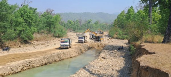 नदीजन्य पदार्थ उत्खनन रोकिँदा ढुङ्गा, गिट्टी, बालुवा चाल्ने मजदुर मारमा