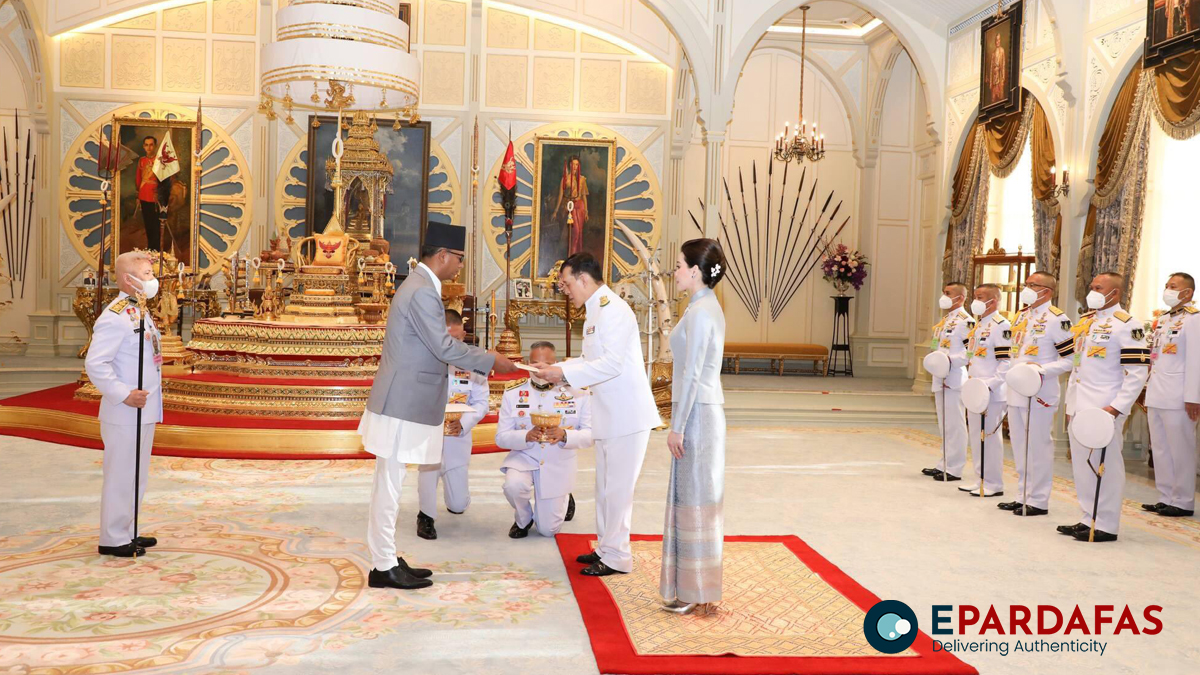 थाई नरेशसमक्ष राजदूत ओलीद्वारा ओहोदाको प्रमाणपत्र प्रस्तुत