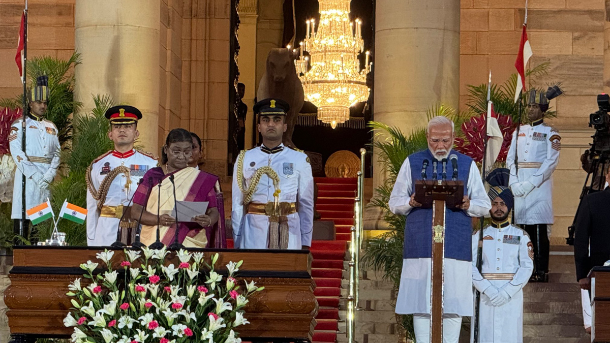 भारतीय प्रधानमन्त्री नरेन्द्र मोदीले लिए शपथ