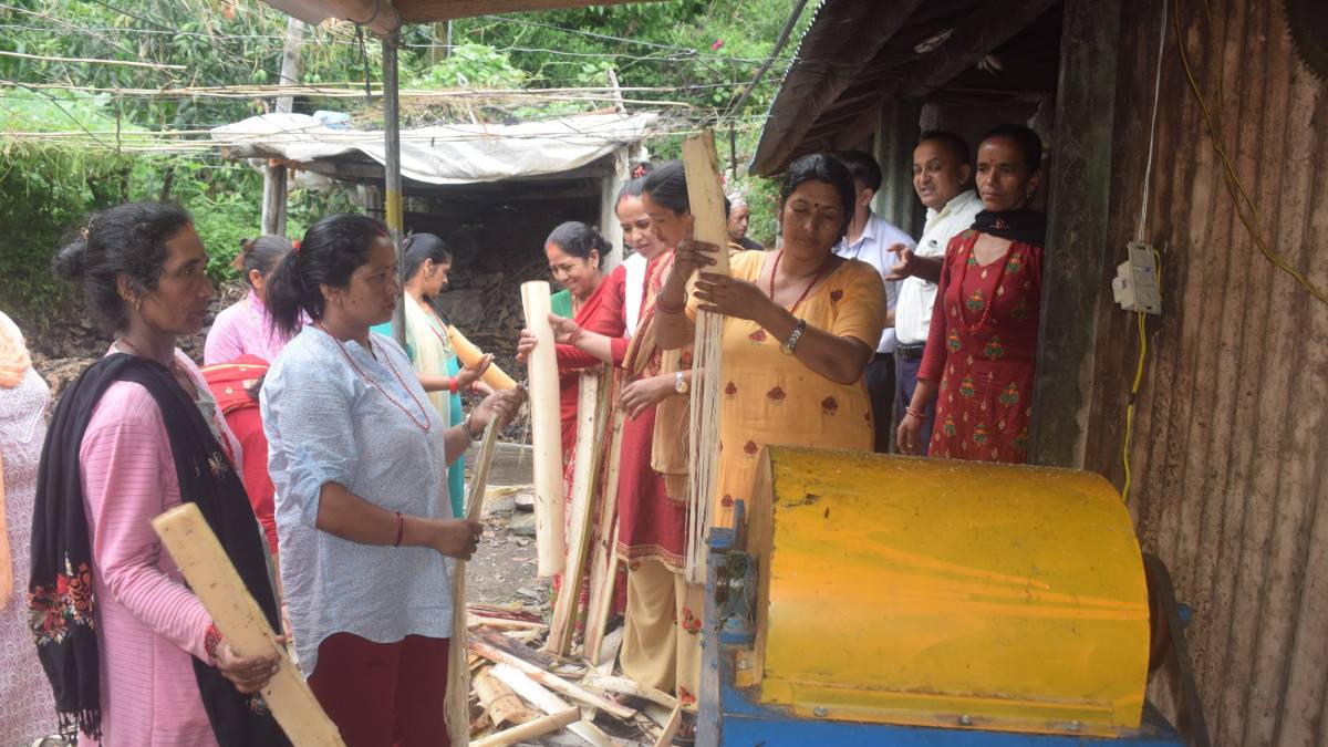 केराको थामबाट फाइबर, धागो र कम्पोष्ट मल बनाएर आय आर्जन