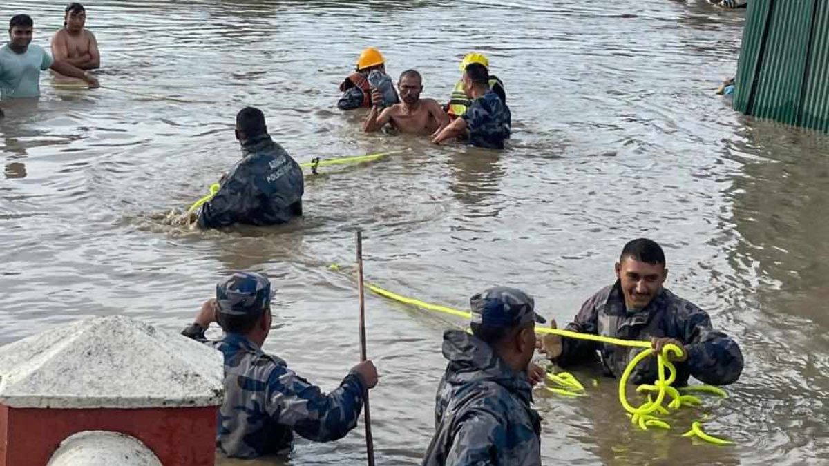 कीर्तिपुरमा बाढीमा फसेका १५ जनाको सशस्त्र प्रहरीद्वारा उद्धार