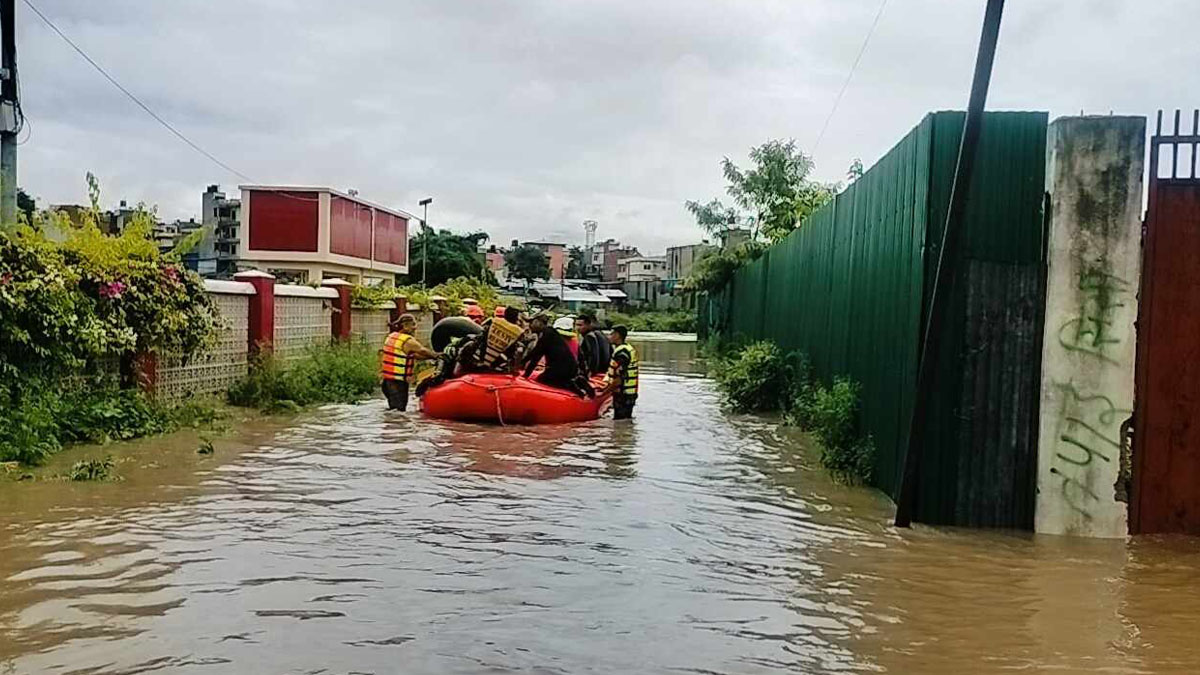 बागमती नदीमा फसेका ३ जनाको सकुशल उद्धार