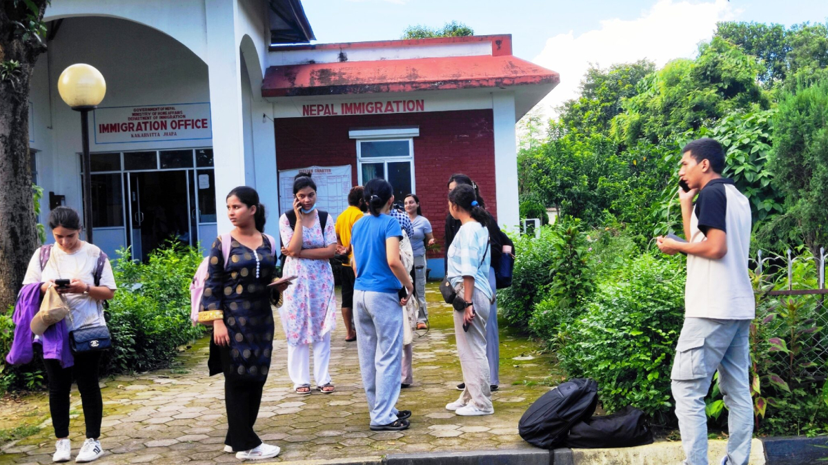 बङ्गलादेशबाट काँकडभिट्टा हुँदै स्वदेश फर्किए नेपाली विद्यार्थी