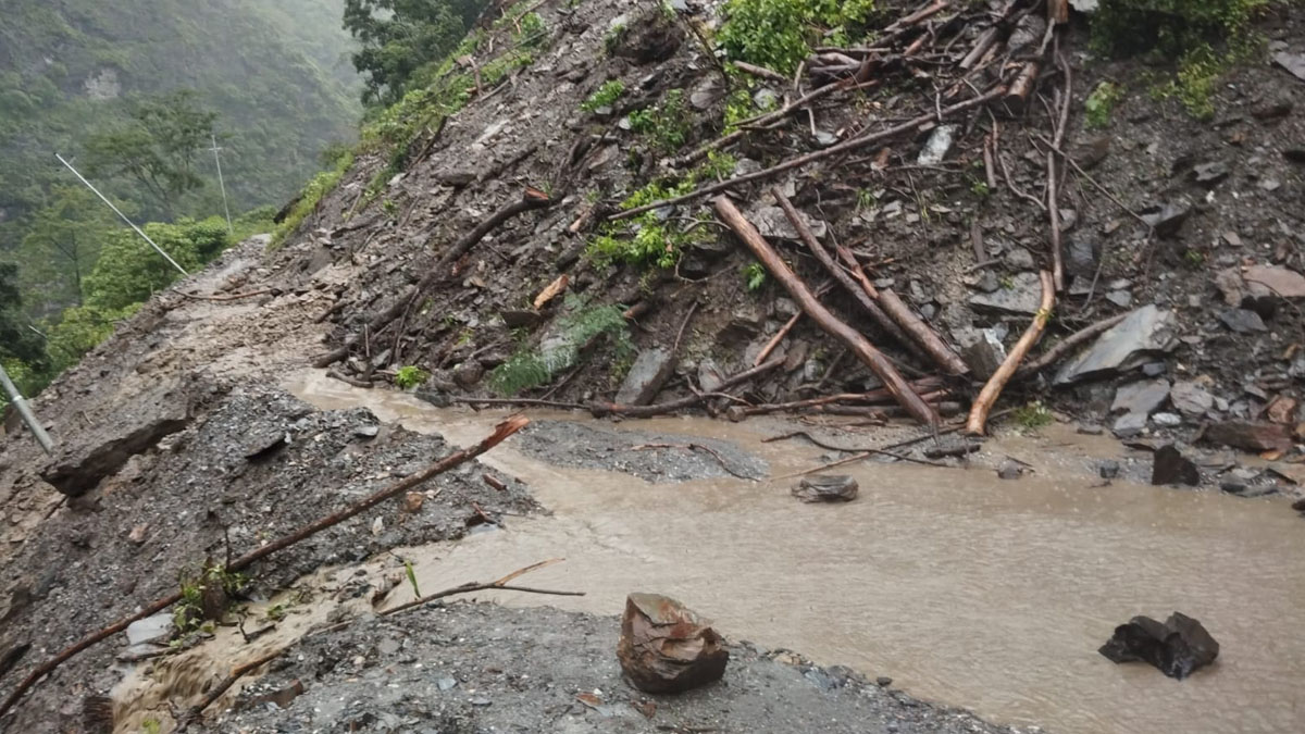 अविरल वर्षाले खोटाङका ग्रामीण सडक अवरूद्ध