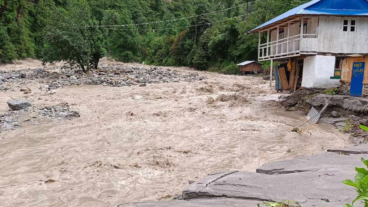 दोलखामा बाढीले तीन घर बगे, एक जना बेपत्ता