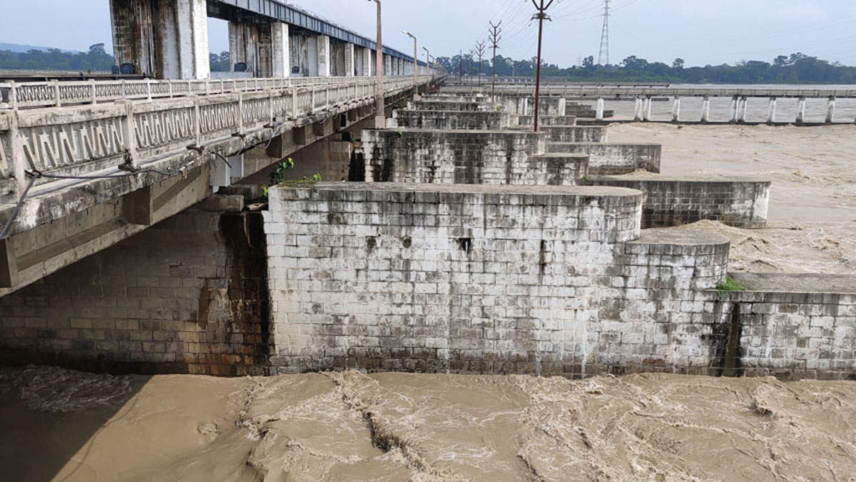 जलसतह खतराकाे तह नजिक पुगेपछि गण्डक ब्यारेजका सबै ढोका खोलियो