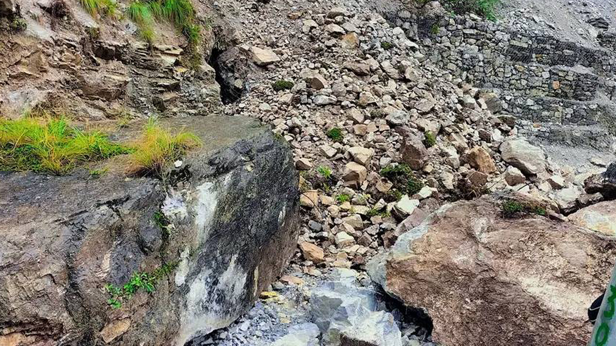 जयपृथ्वी राजमार्ग पुनः अवरूद्ध, लगातारको वर्षाले पहिरो पन्छाउन समस्या