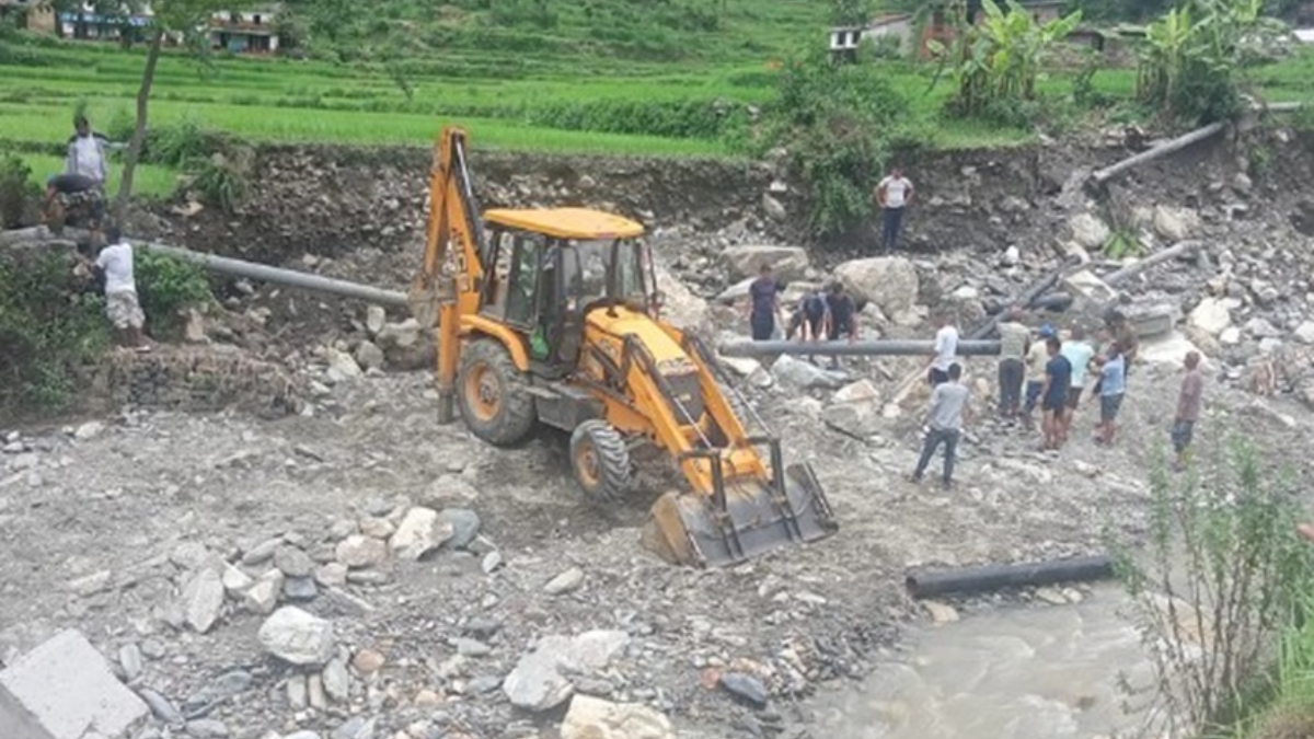 बाढीले पाइप बगाएपछि खानेपानी अभाव