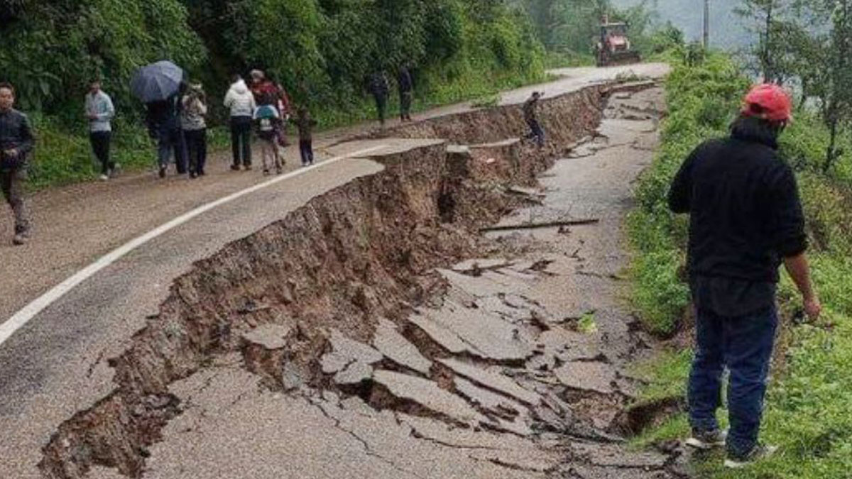 अविरल वर्षाले भोजपुरमा सडक भासियो