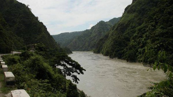 चामल बोकेको ट्रक त्रिशूली नदीमा खस्यो, तीन जनाको उद्दार