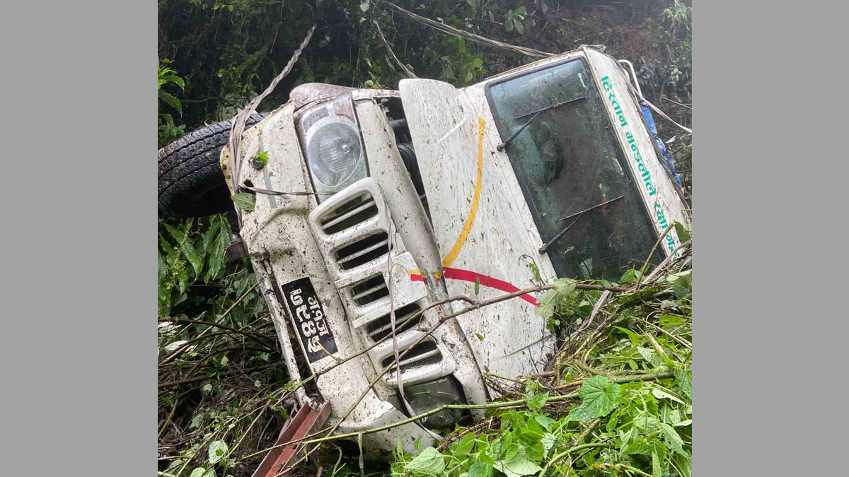 म्याग्दीमा बोलेरो भिरबाट खस्दा एक जना गम्भीर घाइते