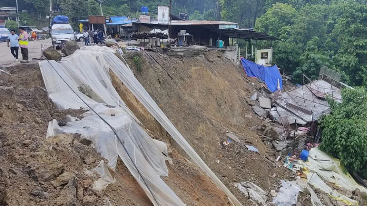 दाउन्नेमा सडक भासिएपछी यातायात सञ्चालनमा रोक