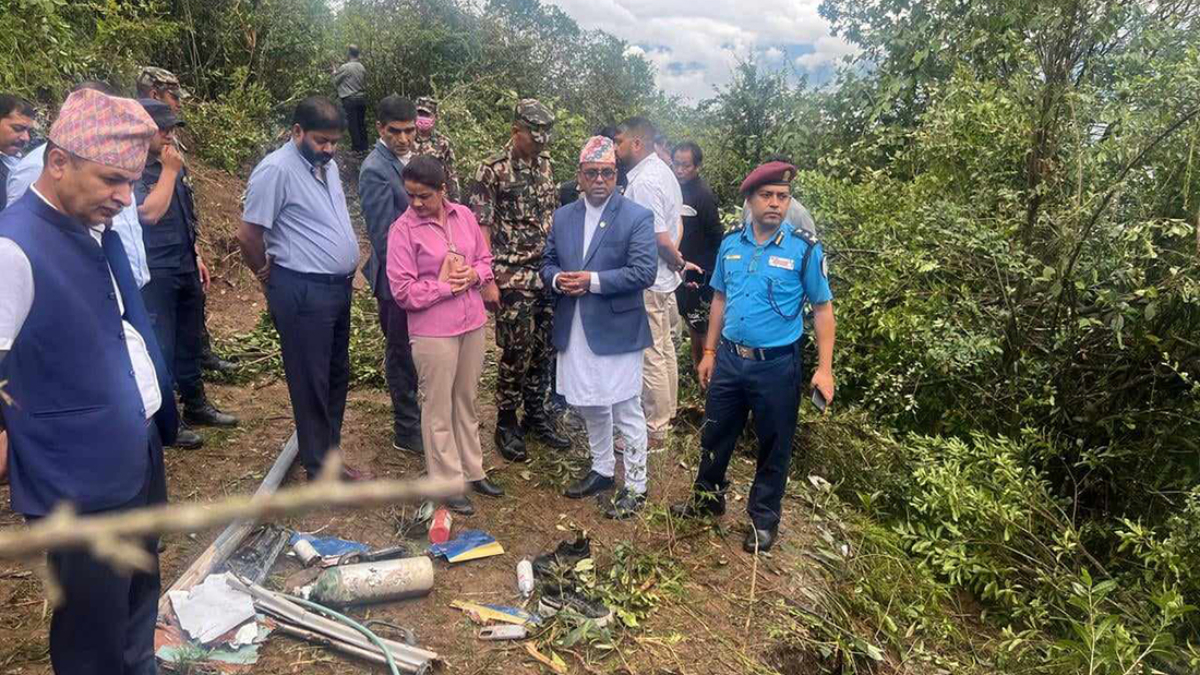 एयर डाइनेस्टीको हेलिकोप्टर दुर्घटनास्थल पुगे मन्त्री पाण्डे