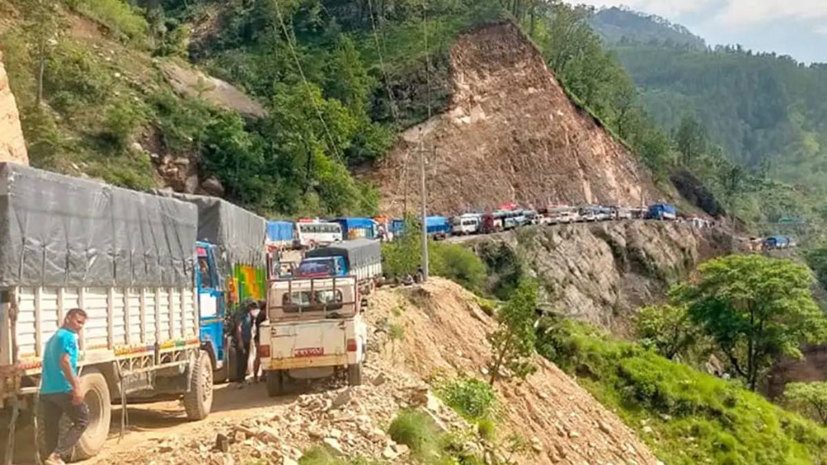 कर्णाली राजमार्ग अवरुद्ध हुँदा स्याउ बोकेका सवारीसाधन अलपत्र