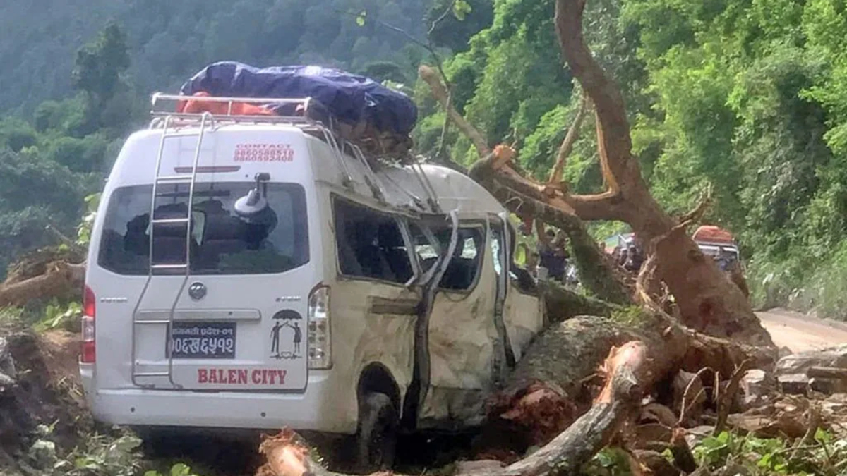 धादिङमा गुडिरहेको माइक्रो बसमाथि पहिरो खस्दा ७ जना घाइते