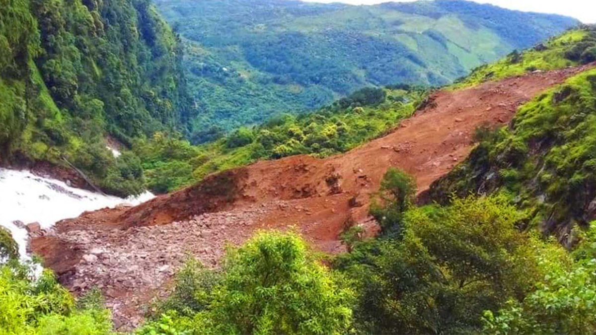 ताप्लेजुङमा पहिरोले दुई घर बगायोे