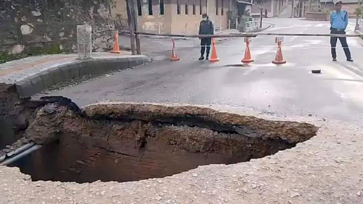 काठमाडौं प्लाजा नजिकैको सडक भासियो, आवागमन प्रभावित